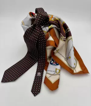 Cravatta marrone con rombi e foulard marinaresco